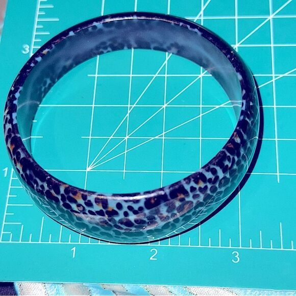 Vintage blue lucite animal design plastic bangle bracelet - Picture 5 of 6
